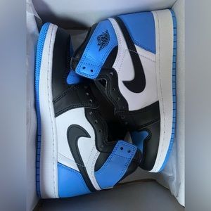 **SOLD** Air Jordan 1 Retro 1 High OG UNC Toe